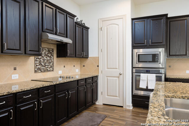 Listing photo id 10 for 1041 Water Oak