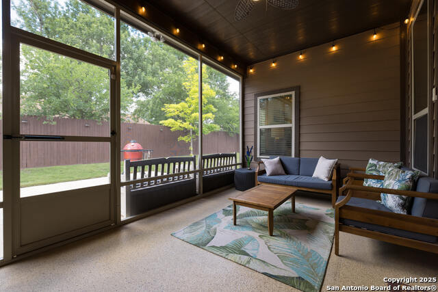 Listing photo id 20 for 1041 Water Oak