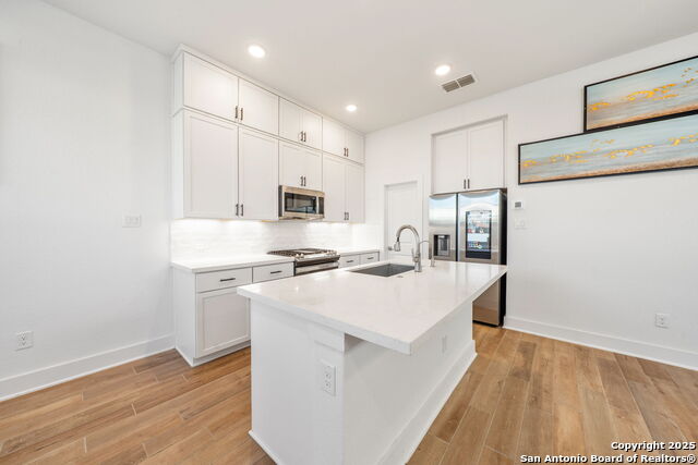 Image 13 of 32 For 8851 Oakland  Unit