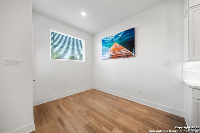 Image 14 of 32 For 8851 Oakland  Unit