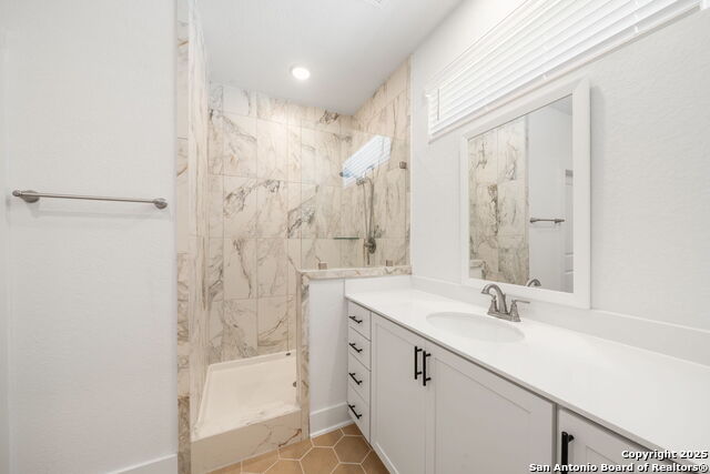 Image 21 of 32 For 8851 Oakland  Unit