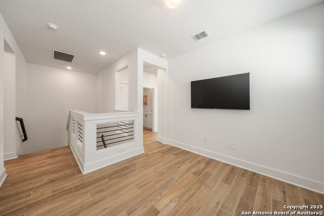Image 27 of 32 For 8851 Oakland  Unit