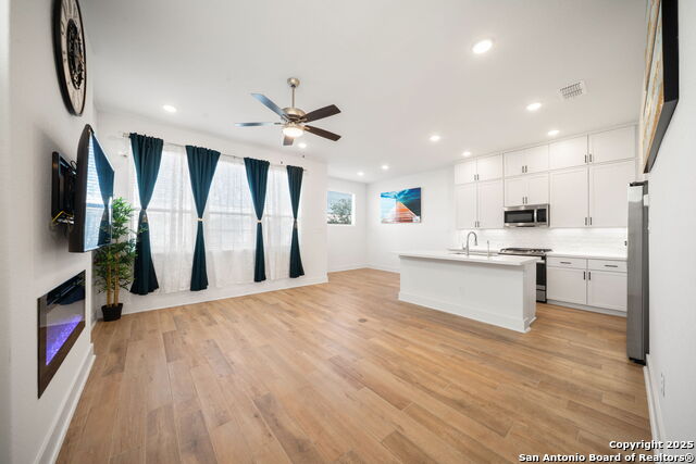Image 6 of 32 For 8851 Oakland  Unit