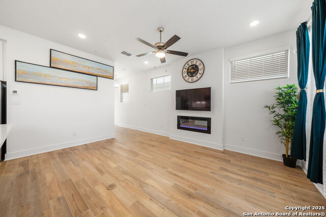 Image 8 of 32 For 8851 Oakland  Unit