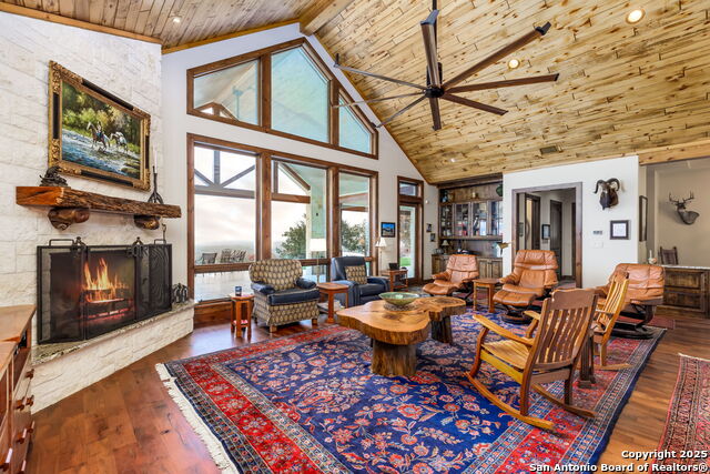 Listing photo id 8 for 211 Poehnert