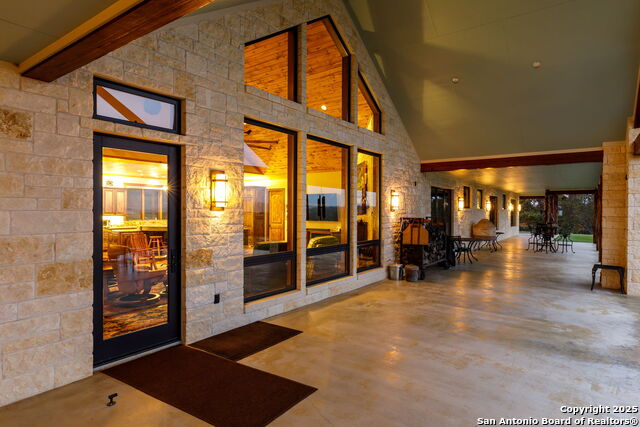 Listing photo id 1 for 211 Poehnert