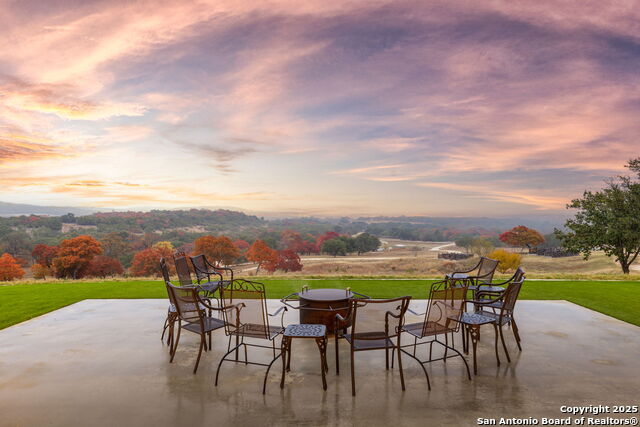 Listing photo id 2 for 211 Poehnert