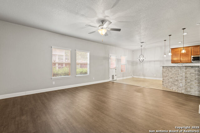 Listing photo id 10 for 10307 Royal Est