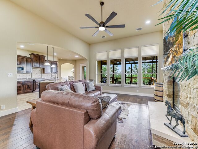 Listing photo id 2 for 8626 Napa Landing