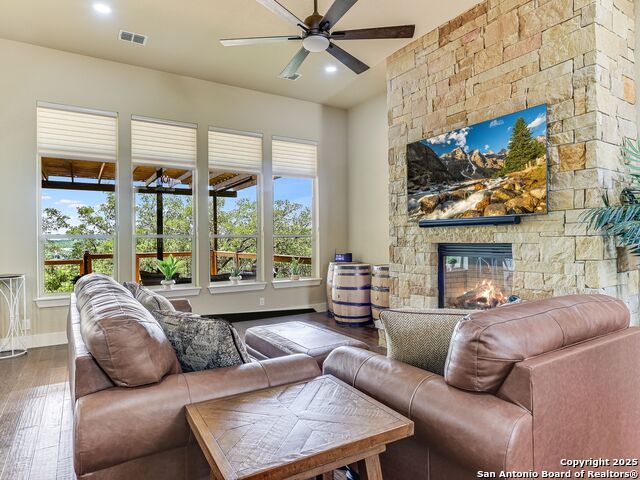Listing photo id 3 for 8626 Napa Landing