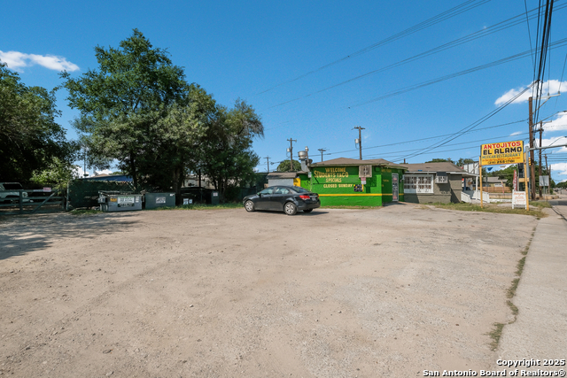 Listing photo id 10 for 1900 Pleasanton  1