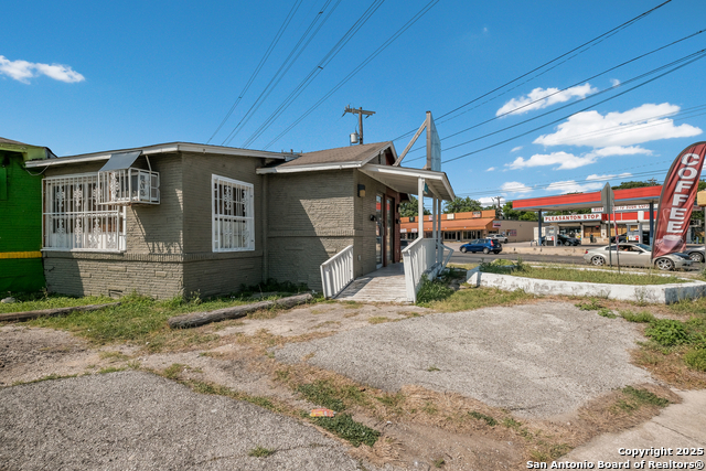 Listing photo id 11 for 1900 Pleasanton  1