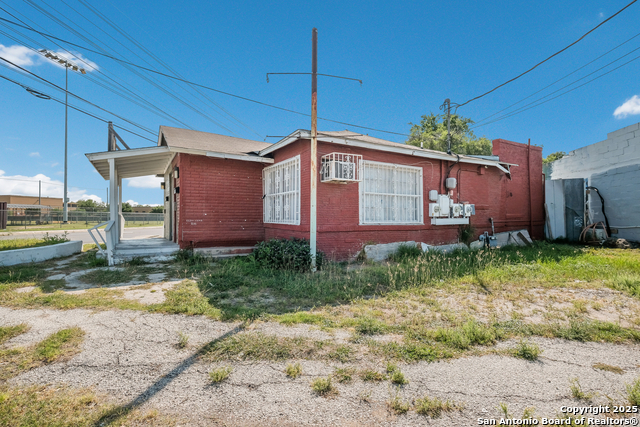 Listing photo id 12 for 1900 Pleasanton  1