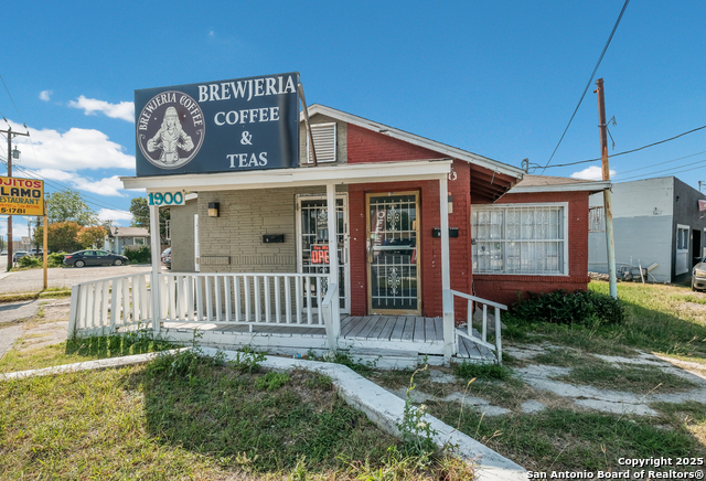 Listing photo id 0 for 1900 Pleasanton  1