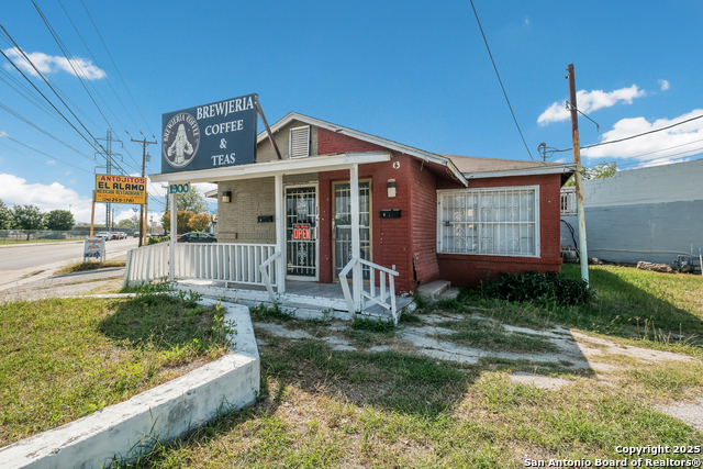 Listing photo id 2 for 1900 Pleasanton  1