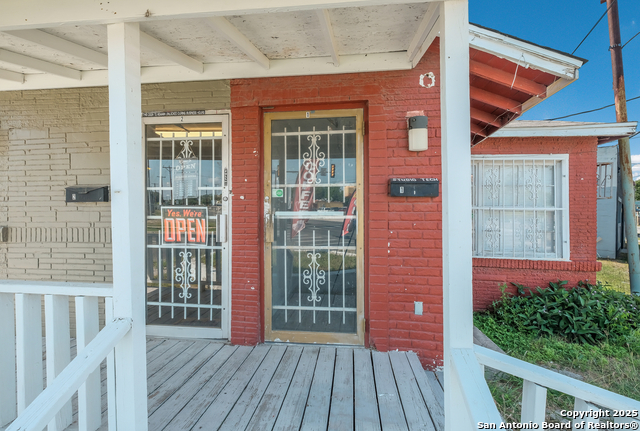 Listing photo id 3 for 1900 Pleasanton  1