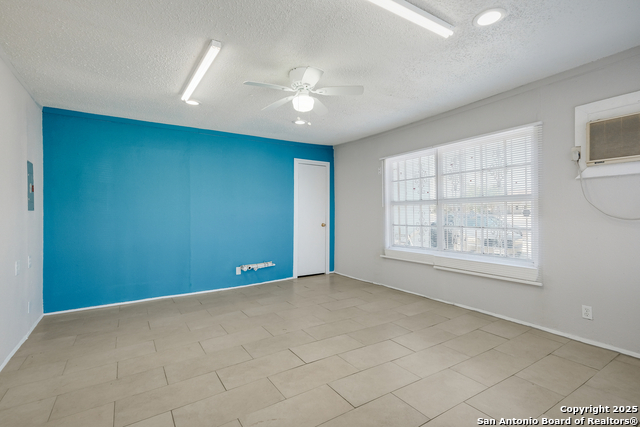 Listing photo id 4 for 1900 Pleasanton  1