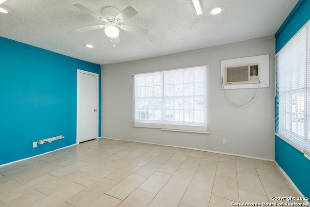 Listing photo id 5 for 1900 Pleasanton  1