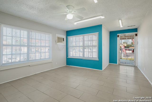 Listing photo id 6 for 1900 Pleasanton  1