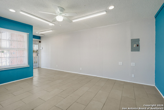 Listing photo id 7 for 1900 Pleasanton  1