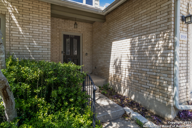 Listing photo id 4 for 5919 Cedar Path