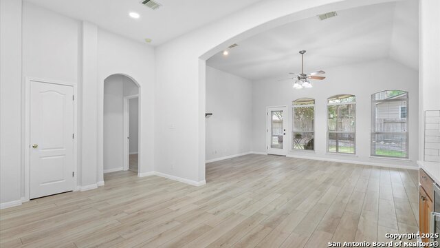 Listing photo id 13 for 521 Faulkner