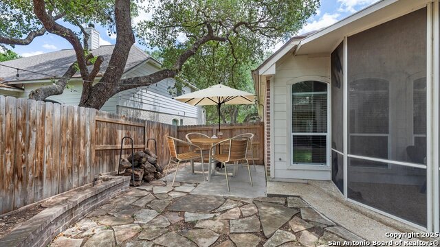 Listing photo id 33 for 521 Faulkner
