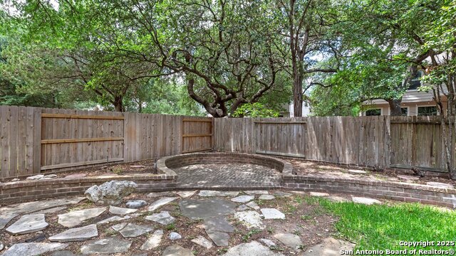 Listing photo id 35 for 521 Faulkner