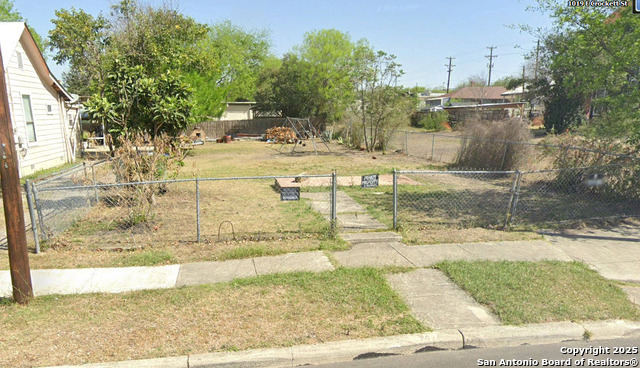 Image 2 of 4 For 1019 Crockett St E