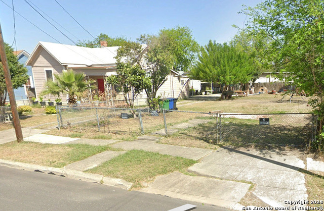 Image 3 of 4 For 1019 Crockett St E