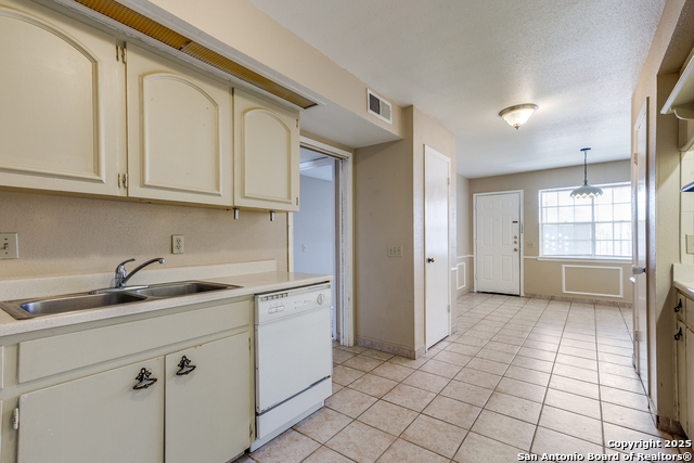 Image 11 of 25 For 7500 Callaghan  Apt 2