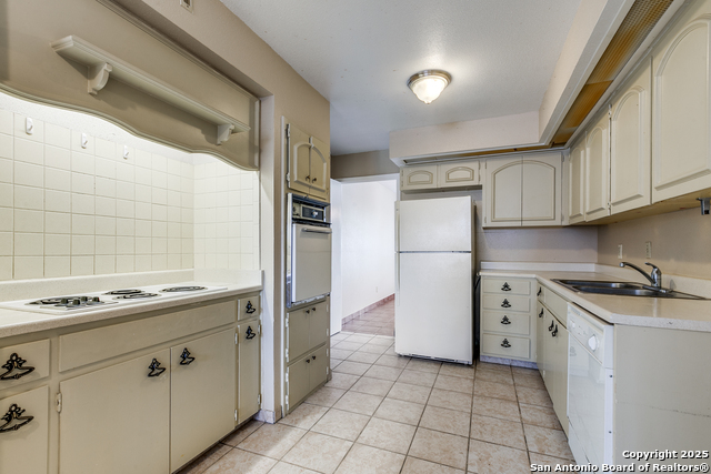 Image 12 of 25 For 7500 Callaghan  Apt 2