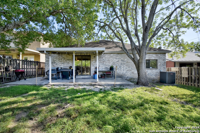 Listing photo id 25 for 14218 Fairwayhill