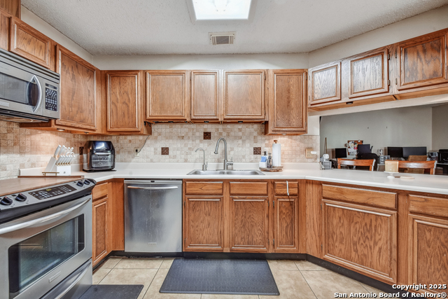 Listing photo id 3 for 14218 Fairwayhill