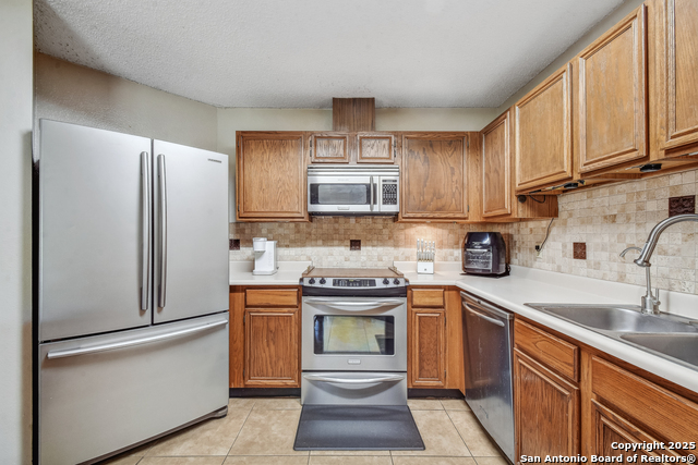 Listing photo id 4 for 14218 Fairwayhill