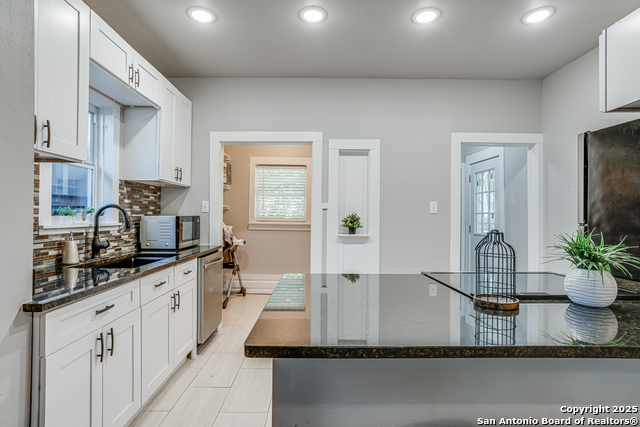 Image 14 of 29 For 719 Elsmere W