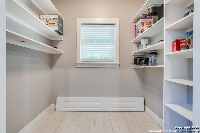 Image 16 of 29 For 719 Elsmere W