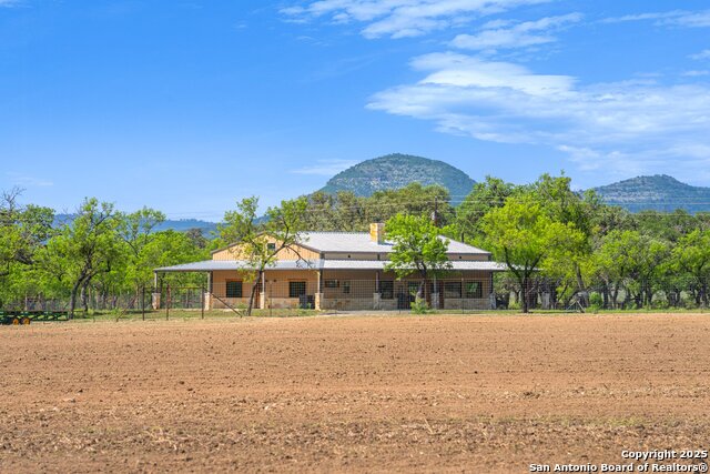 Listing photo id 10 for 1065 B & R  