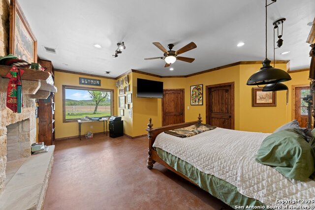Listing photo id 17 for 1065 B & R  