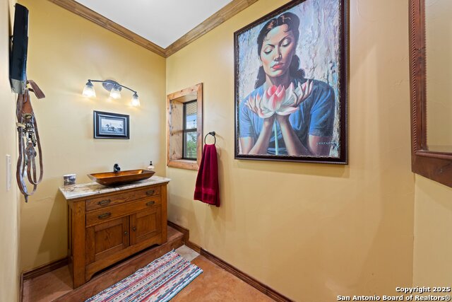 Listing photo id 20 for 1065 B & R  