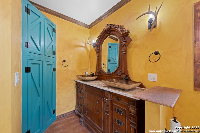 Listing photo id 21 for 1065 B & R  