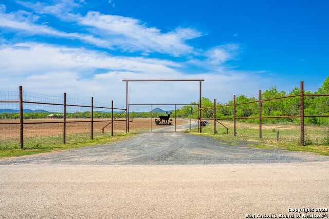 Listing photo id 24 for 1065 B & R  