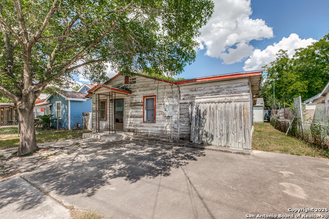 Image 3 of 12 For 1218 Kyle St