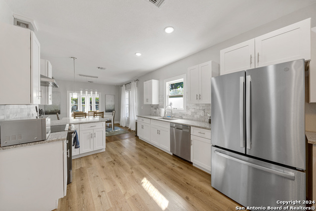 Listing photo id 9 for 407 Courtland Pl E
