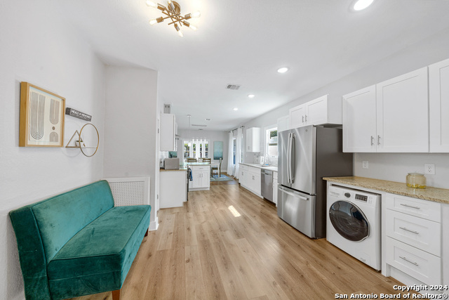 Listing photo id 12 for 407 Courtland Pl E