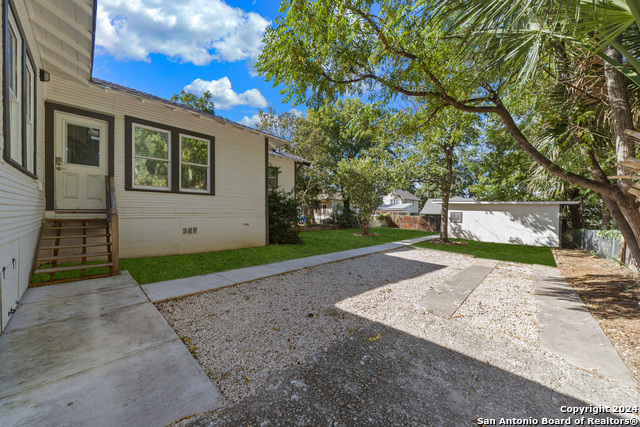 Listing photo id 21 for 407 Courtland Pl E