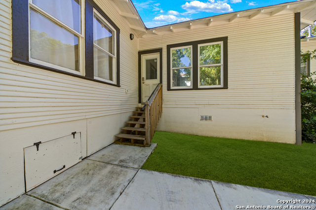 Listing photo id 22 for 407 Courtland Pl E