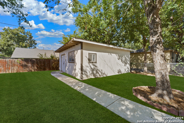 Listing photo id 23 for 407 Courtland Pl E