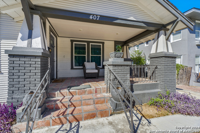 Listing photo id 2 for 407 Courtland Pl E