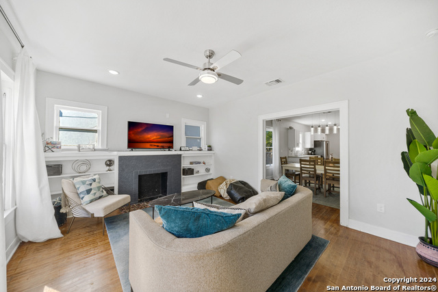 Listing photo id 3 for 407 Courtland Pl E